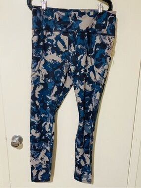 NWT Duluth size L Regular Women’s NoGA Sculpting Leggings Blue Camo with POCKETS